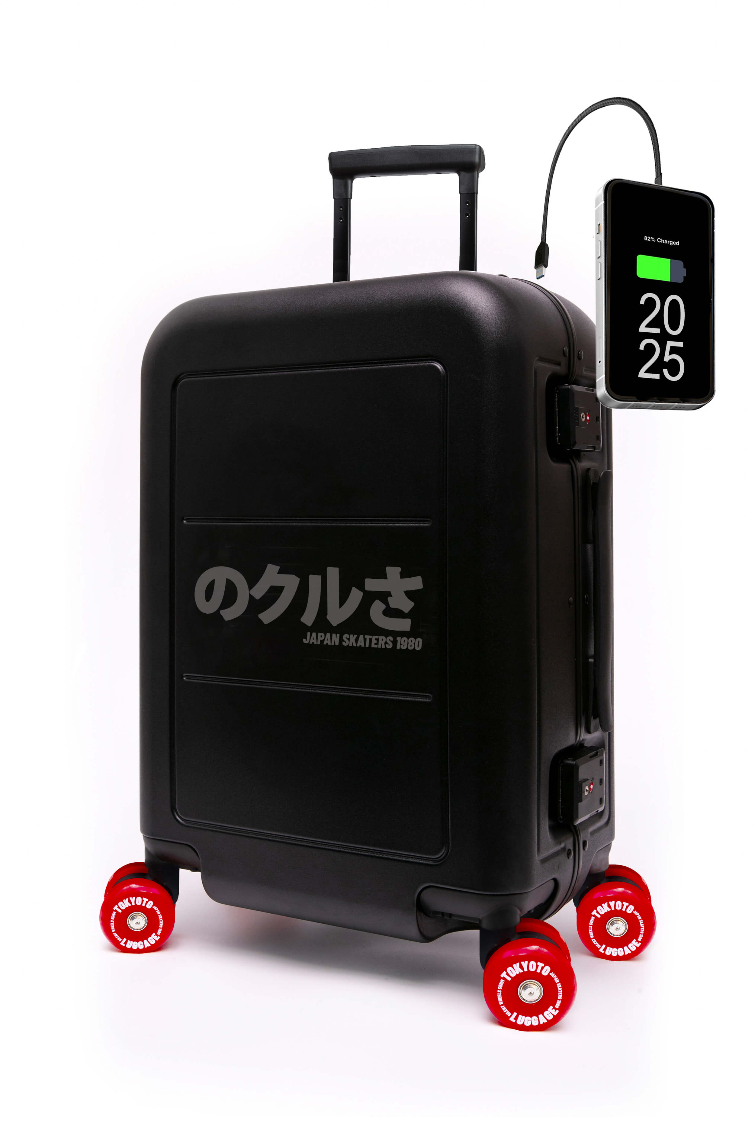 A black hard-shell suitcase with red skate wheels and a built-in power bank, shown on a white background. The suitcase features the text 'のベンイズ JAPAN SEATERS' in white.