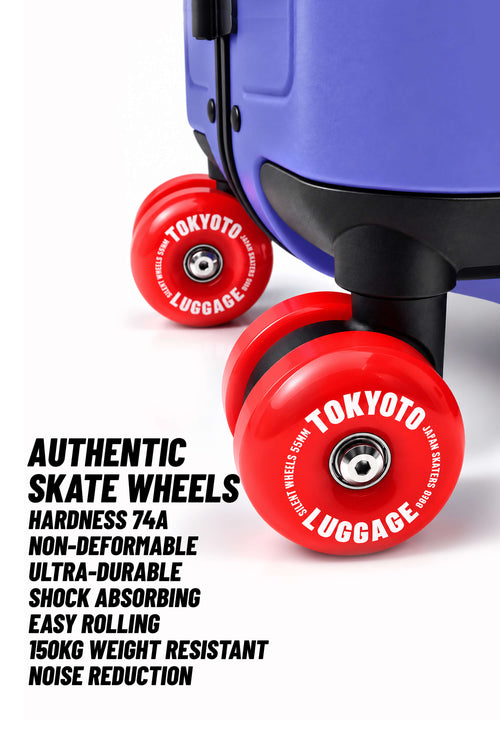 Primo piano di una valigia blu con vivaci ruote da skate rosse Tokyo Luggage, mostrata su uno sfondo bianco con testo promozionale che elenca le caratteristiche del prodotto.