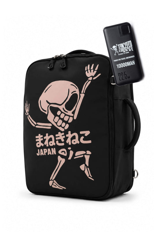 Una borsa termica nera per il pranzo, con la grafica di uno scheletro rosa danzante e una scritta in giapponese che recita «Machinico JAPAN». Nella tasca laterale della borsa è inserito uno smartphone nero con la scritta «Trick or Treat».